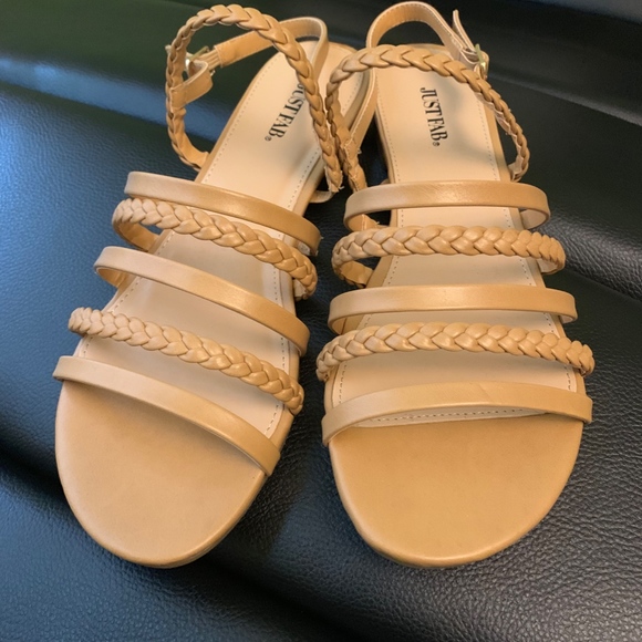 Super cute Sandals for your winter vacation - Picture 2 of 4